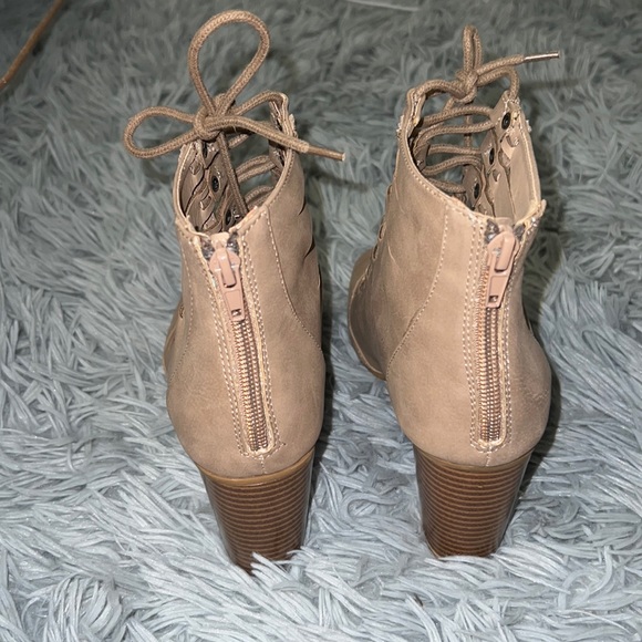 Open-Toed Lace Up Tan Rampage Heels - Picture 3 of 3